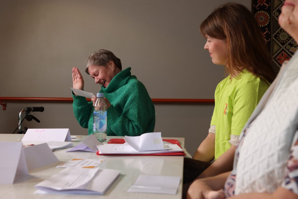 Kuvassa keskustellaan mielen hyvinvoinnin teemoista.