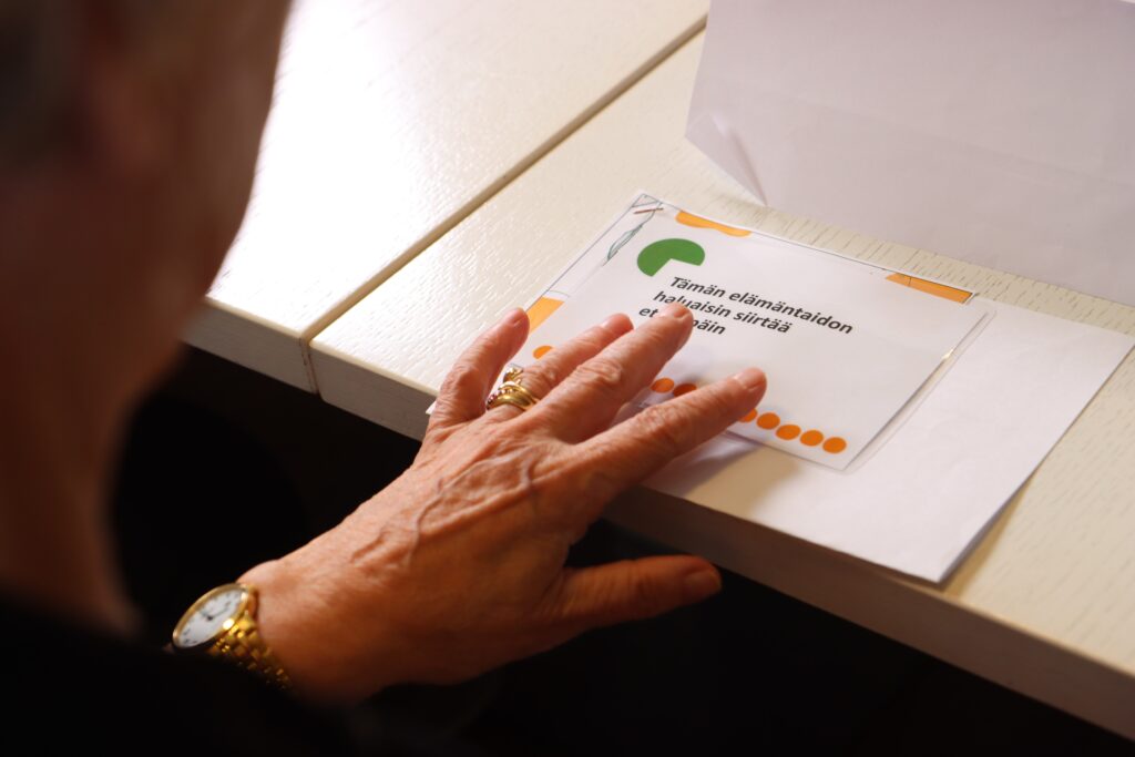 Kuvassa pohditaan, minkä elämäntaidon haluaisin siirtää muille.