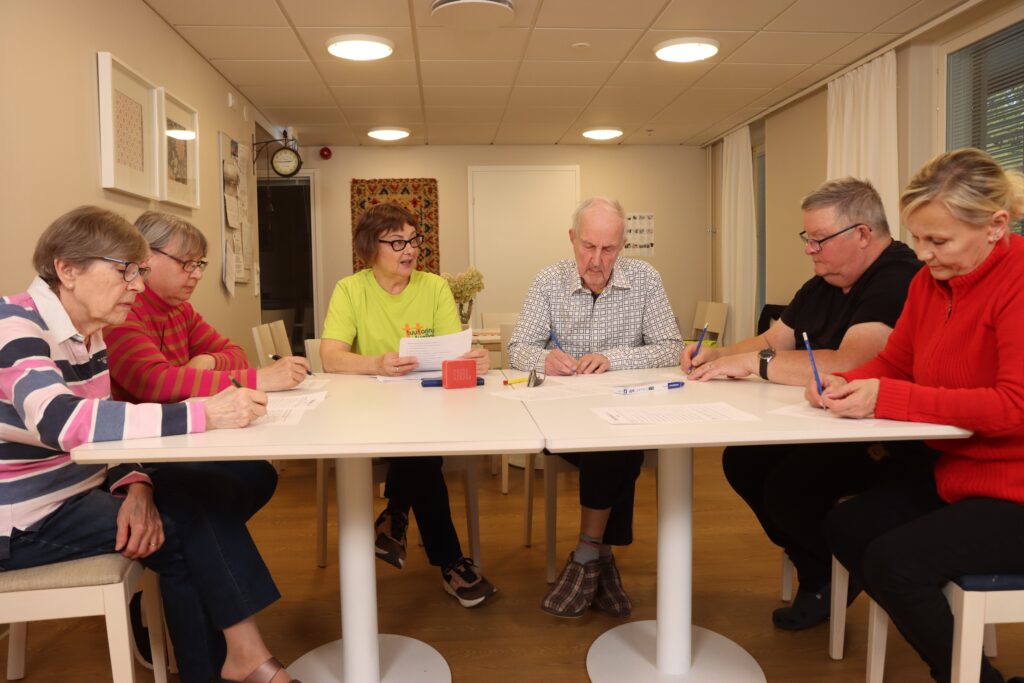 Kuvassa tehdään aivotreenejä vapaaehtoisen johdolla.